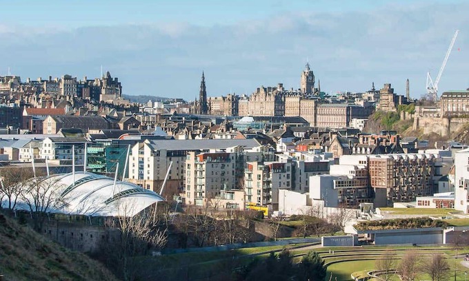 Old Town Apartment | Royal Mile & Arthur's Seat Apt with Private Parking