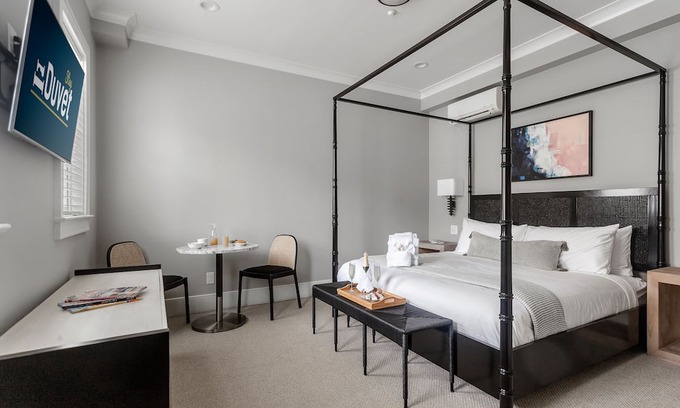 Cannonborough Elliotborough Apartment | Thomas Waring House Suite C: Luxury and Relaxation