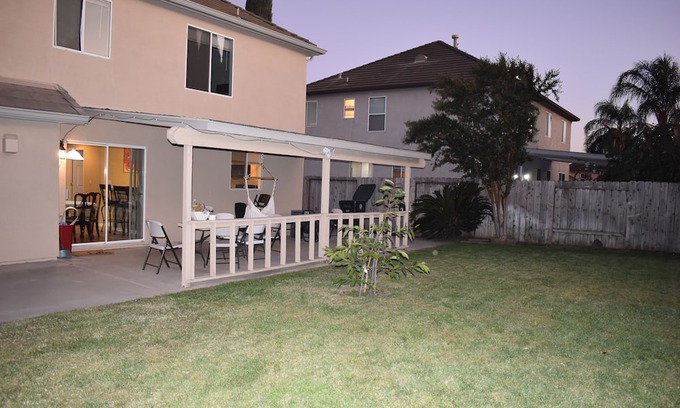 Peters House | Charming 3-bedroom 2.5bath house in Manteca with AC and WIFI with fiber optic .
