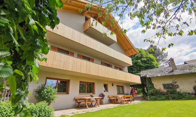 Naz Apartment | Apartment 'Linder 22' with Mountain View, Shared Pool and Wi-Fi