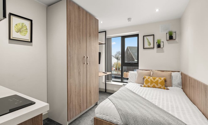 Wolverhampton Apartment | Wolverhampton Trendy Apartment 7. Central Location & Free Parking