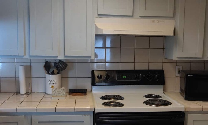 Roosevelt Apartment | Charming 2-bedroom apartment in cool Fresno with WiFi, AC