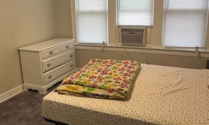 Robertsdale House | Charming 2-bedroom house in delightful Whiting with AC, WiFi