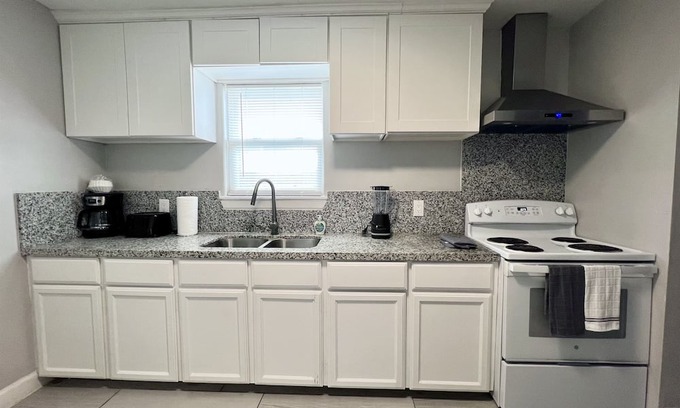 Brownsville House | Miramar #4 - Gorgeous and Spacious 3BD/2BA - WiFi