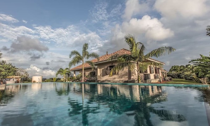 Kathaluwa Apartment | Villa Mayurana - Deluxe Suite with partial lake viewn