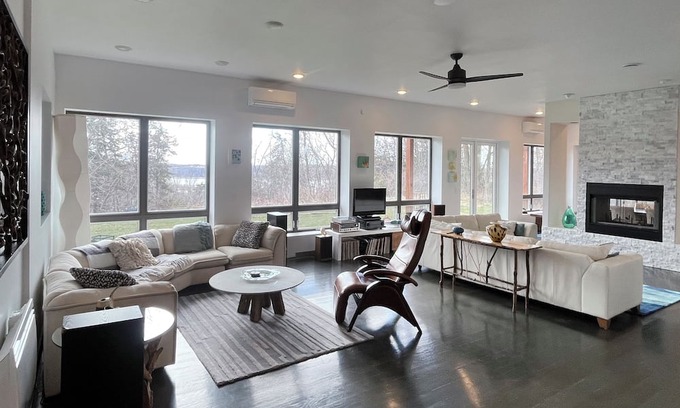 Hazel Green House | Private Lux House on 4 acres w Mississippi Views 10 min from Downtown Dubuque