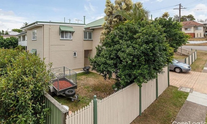 Holland Park West House | Beautiful Central Queenslander