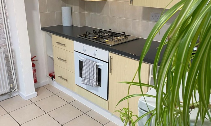 Grimsby House | "At The Edge" of Grimsby. Cosy, Comfy with Huge Free Parking for Vans or Cars.