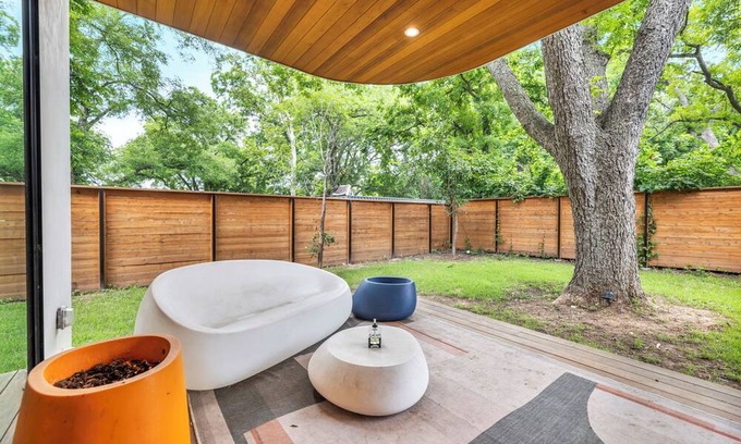 Govalle Apartment | Modern Art House - Private Parking, Yard, & Grill