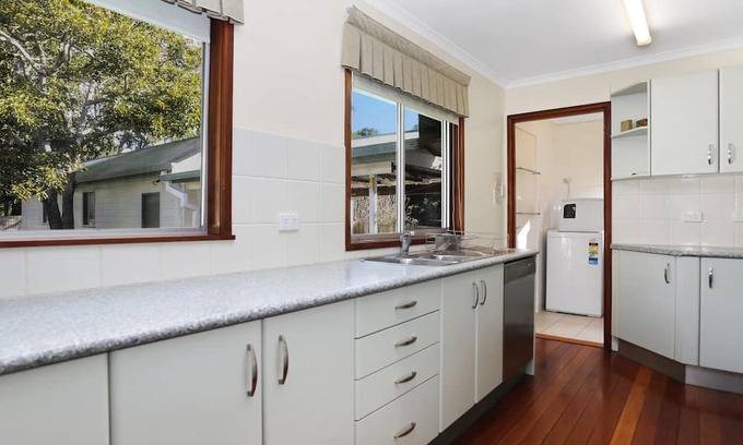 Hawks Nest House | Stroll To Bennett's Beach