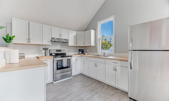 Costigan Apartment | Scenic Riverside | 4 BD | Parking Available
