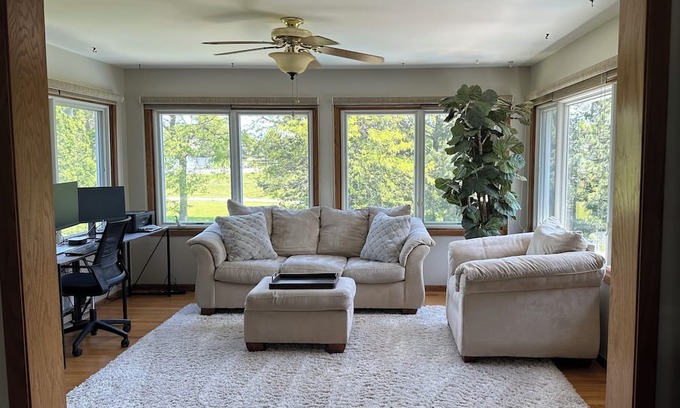 Oak Creek House | RNC accommodating & spacious home with pool 15 minutes from downtown Milwaukee.