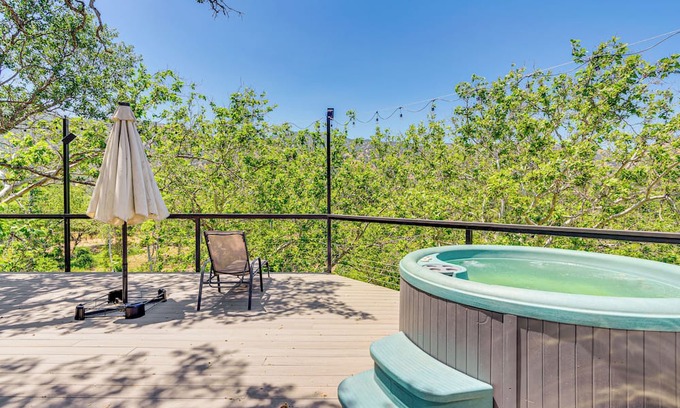 Kaweah Apartment | Retro Airstream w/ Hot Tub, 8 Mi to Sequoia NP!