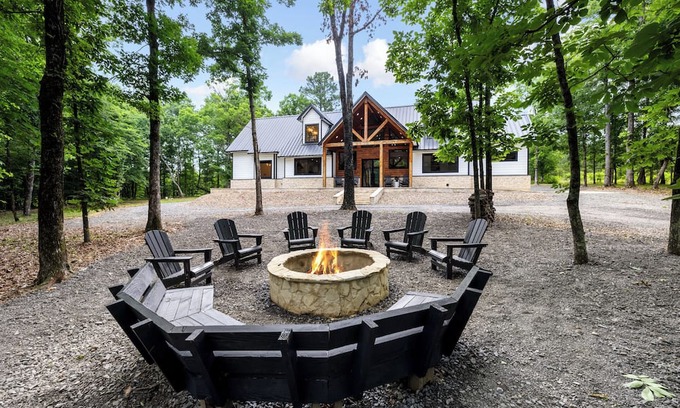 Broken Bow Cabin | *NEW* Luxury Cabin Sleeps 16. Close to the Fun!