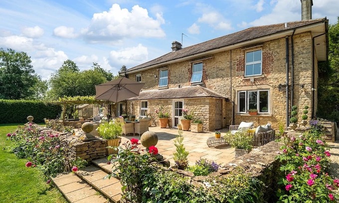 Chippenham House | Unique House with Land and river on the edge of The Cotswolds. (Pet Friendly!)