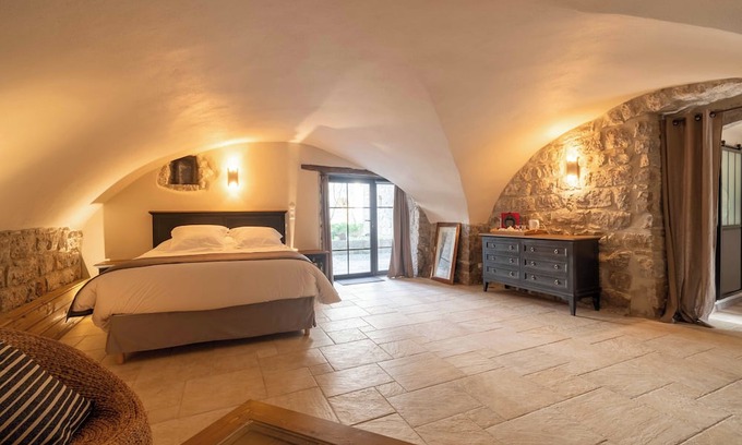 Berrias-et-Casteljau Bed & Breakfast | Chambre D'hôtes La Voûte - Berrias et Casteljau - L'antre de Pierres