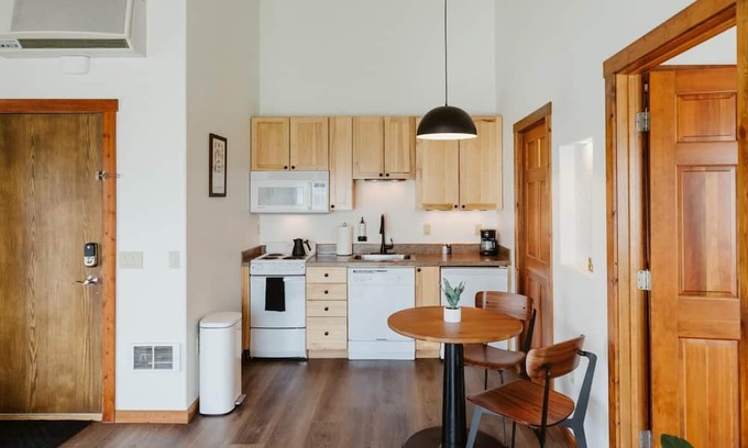 Kalispell Apartment | Dog-friendly King Suite w Washer Dryer