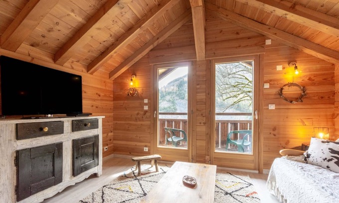 Saint-Colomban-des-Villards Apartment | Apartment 'Petit Appartement' with Mountain View, Private Terrace and Shared Garden