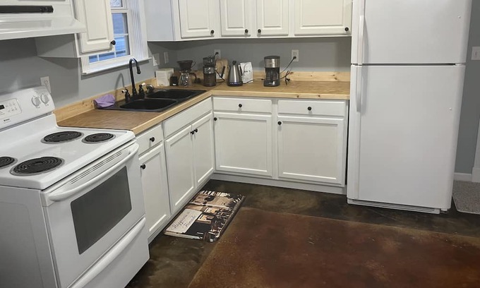 Pheba House | Cozy 1-bedroom house in charming West Point with AC, WiFi