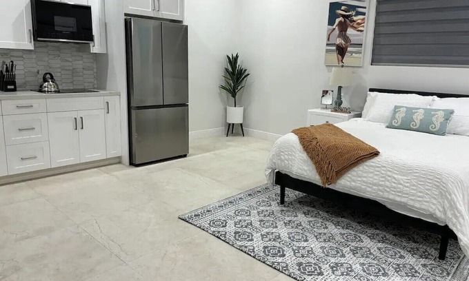 Downtown Nassau Cottage | Tranquil secluded studio w/ Pool and WiFi, AC in charming Nassau