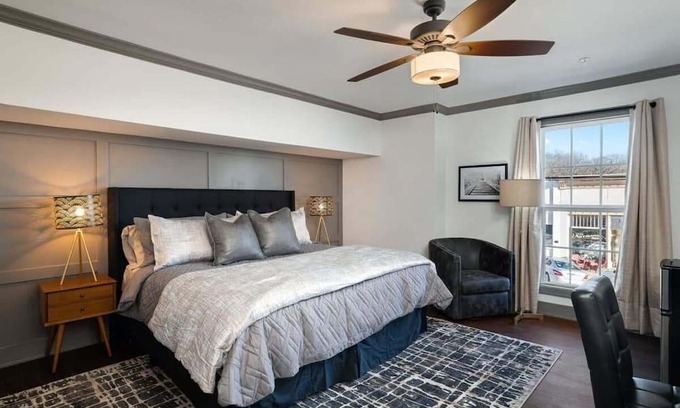 Parkville Apartment | Stylish King Suite On Main Views Desk+Wifi