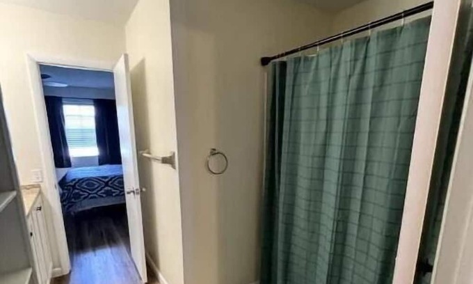 Melbourne House | New Renovated, Big Spaces, Near Everything, Unit 2