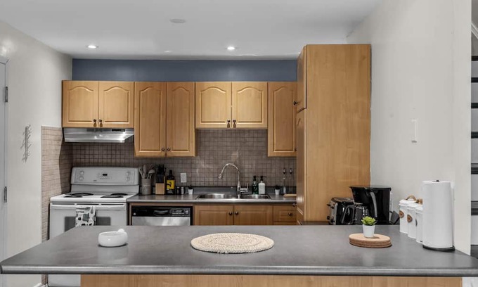 The Beaches Apartment | Entire Unit-Walk To The Beach - 5 Mins To History