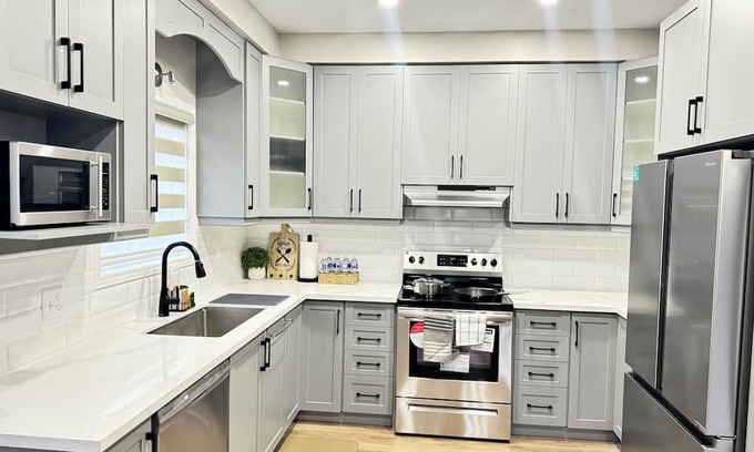 Kitchener House | Luxury private home 4 mins to Sunrise Shopping Complex