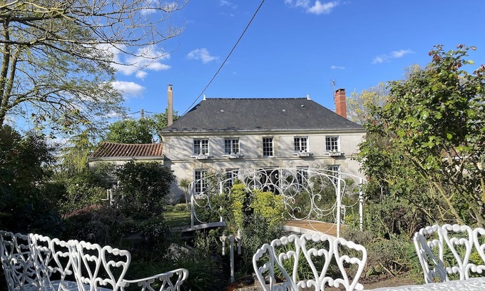 Nueil-sur-Layon Bed & Breakfast | Chambre de Charme Dans un Jardin de 1500m2