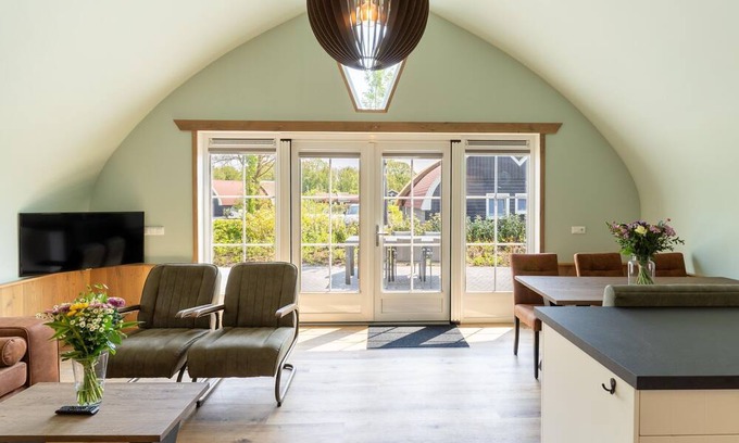 Baars Cottage | House with a terrace on the edge of the forest