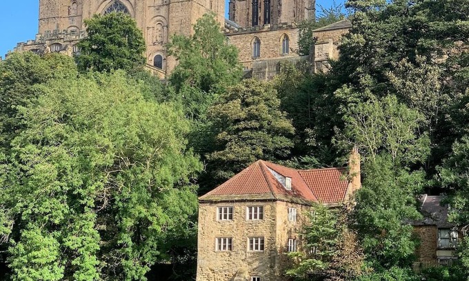 Spennymoor House | Pass the Keys | Fabulous location, stylish home!