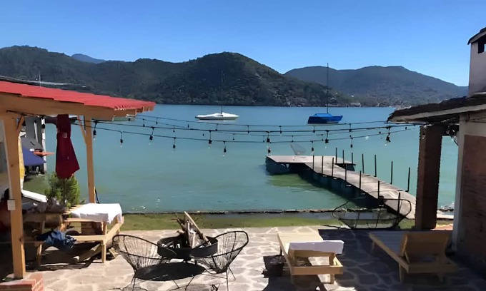 El Santuario Cabin | Hippie Ranch Cabaña en borde de lago