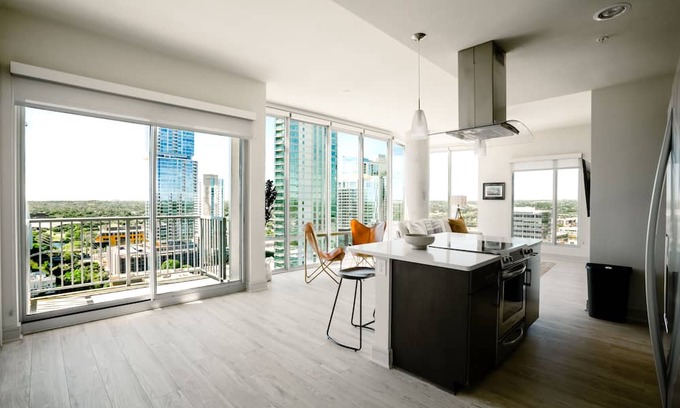 West End Apartment | 2BR Lux Downtown Apt Austin w/ View, Pool, Gym