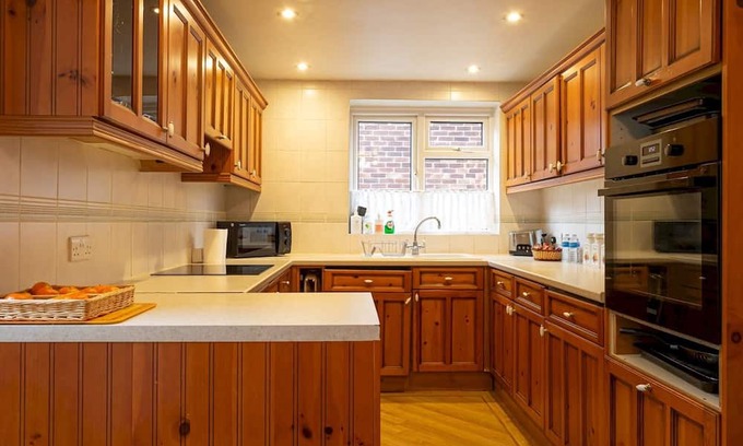 Loughton House | Epping Haven with Garden Oasis | Pass The Keys