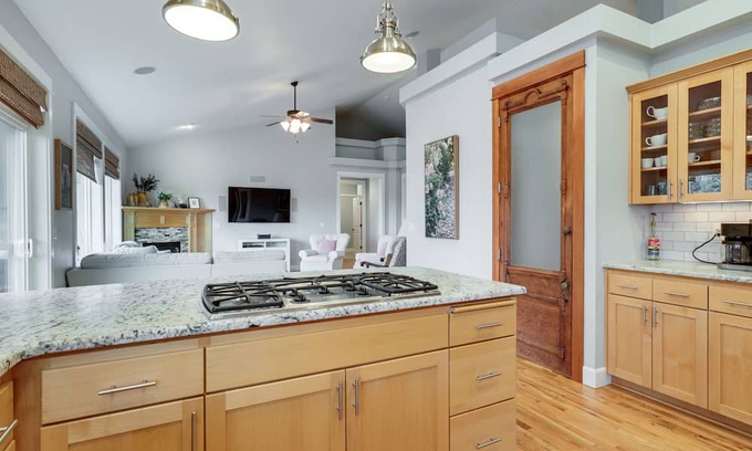 Silverton House | Silverton Home w/View, 2 Mi to Oregon Garden!