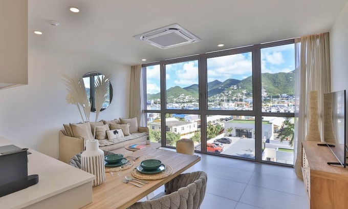 Bouvet Island House | Rooftop Pool & Hot Tub - LUX CONDO: Experience the Island with Local Guidebook