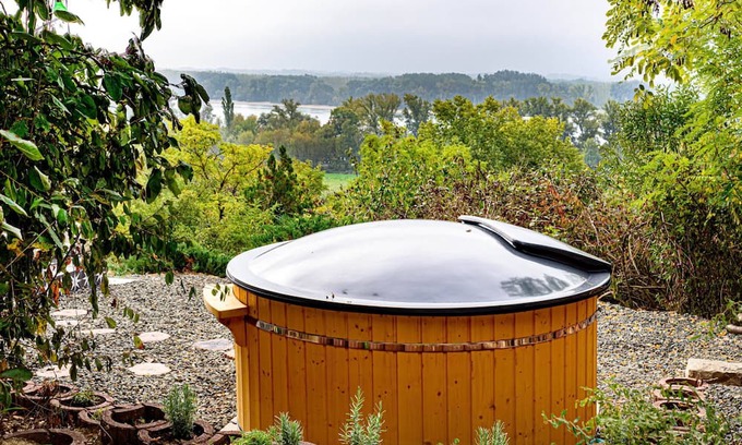 Veroce Cottage | Dragonfly lodge - private house with hot tub and view to the Danube/mountains