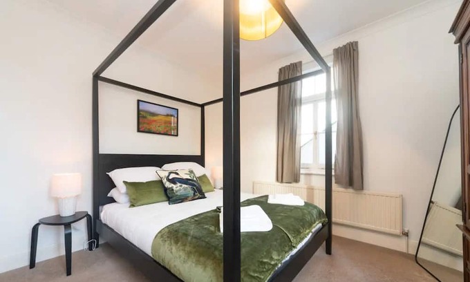 Hampton Wick Apartment | Pass the Keys | Bright spacious flat with free parking
