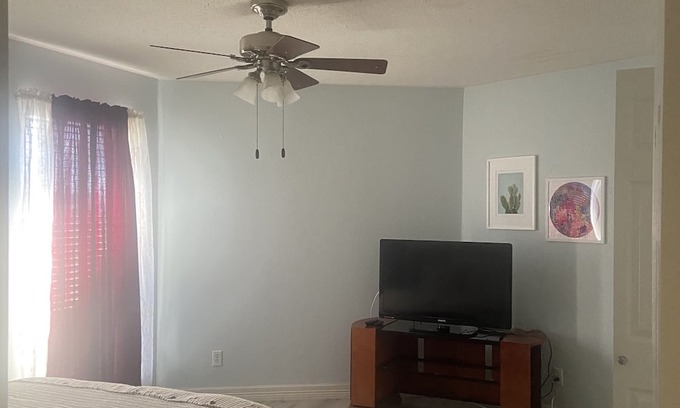 Irving House | Dynamic cozy and peaceful room
