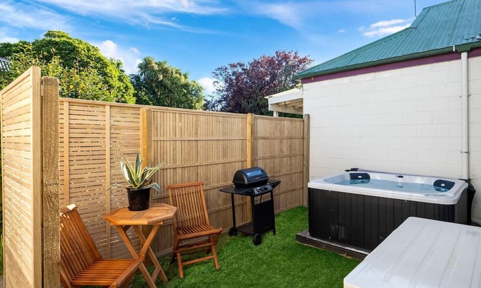 Sydenham House | Unit with Spa Bath Close to City