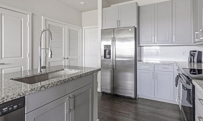 Spring Branch East Apartment | Modern Apartment in Prime Location (ID1403X426)