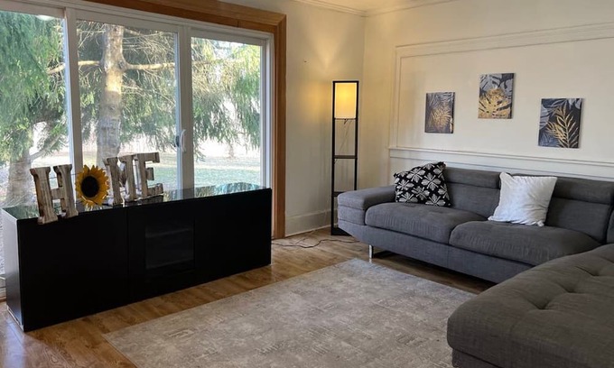 Central Elgin Cottage | Tranquil Coastal Escape, minutes to Port Stanley Beach. Pet-Friendly!