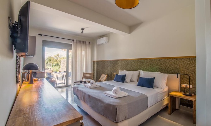 Episkopos House | Sea & Pool View Suite