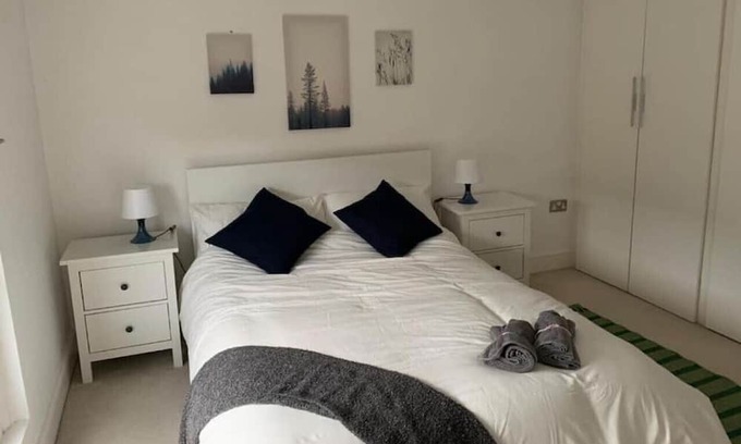 Kilburn Apartment | Delightful Ensuite- 1C Charteris