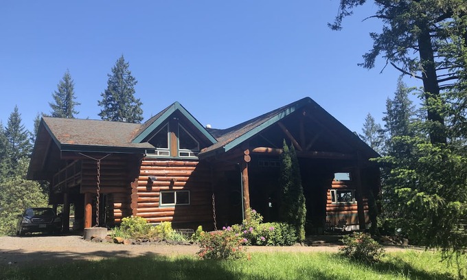 Eugene House | Spectacular log lodge on 5 acres of parkland 10 minutes from the city of Eugene