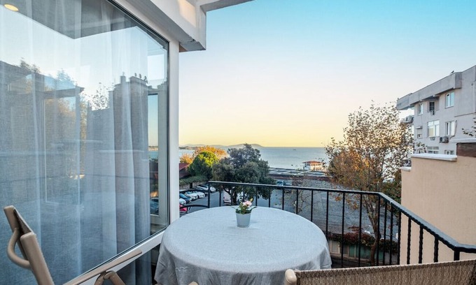 Moda Apartment | Chic Flat with Balcony near Moda Shore