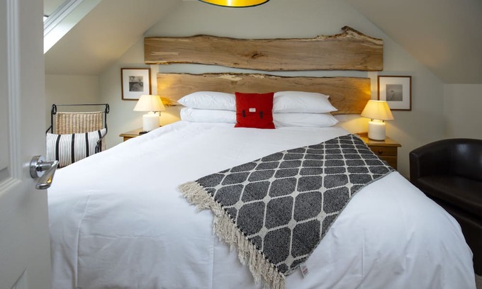 Stornoway Apartment | Park Suite 1 - up to four guests, close to Stornoway centre.