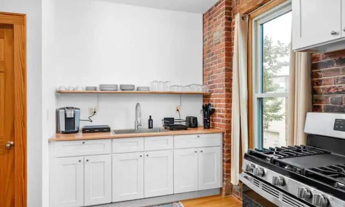 Downtown Buffalo Apartment | Newly remodeled Allentown flat