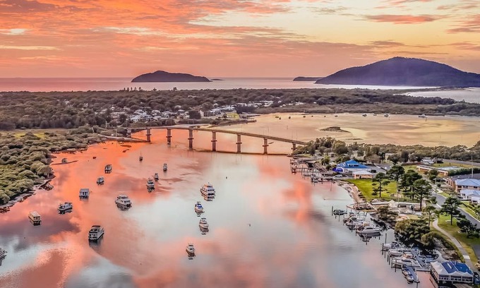 Hawks Nest House | Summer Bay Sunsets - Pet Friendly