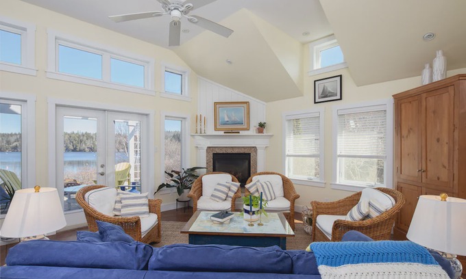 Upper Blandford House | The Nest at Deep Cove
